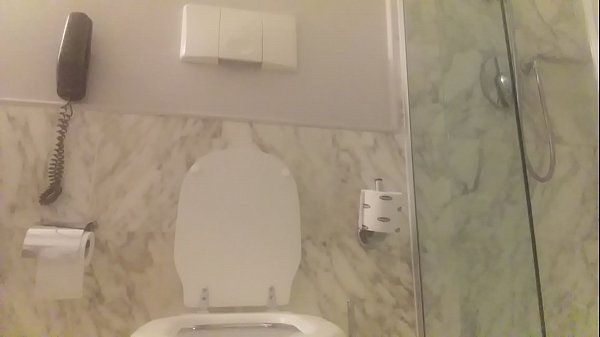 A cikin baho mai ja.