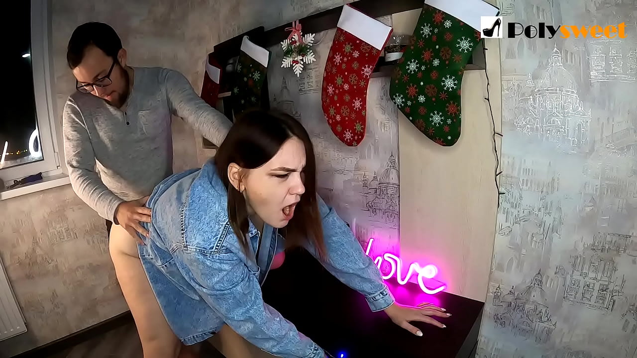 Mutumin ya ji daɗin lalata da kyakkyawar yarinya mai wutsiya a jaki da bakinsa da dick