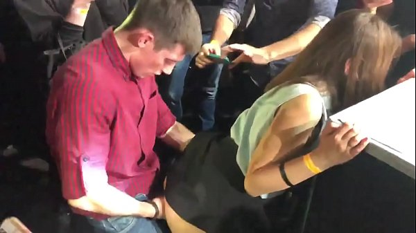 Jima'i na gaske a gidan rawanin dare na Rasha. 'Yar kasar Rasha 'yar shekara 18 a cikin dubura da farji ta yi lalata da ita a wani gidan rawa na dare